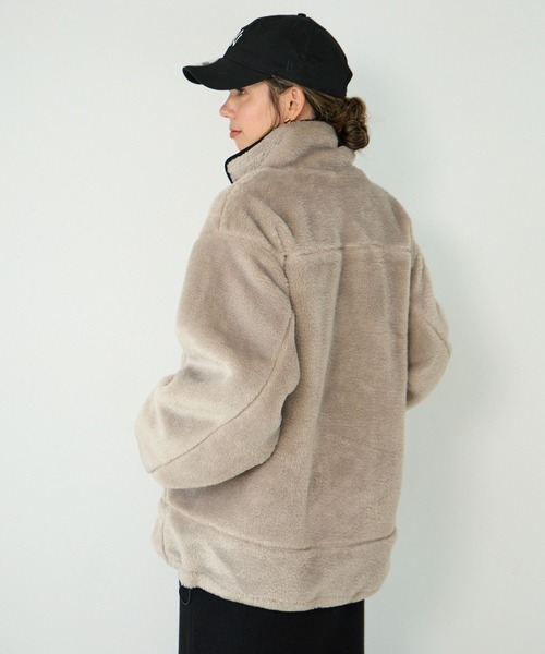 BAYFLOW（ベイフロー）の「[軽量で暖かい]スタンドカラーファーブルゾン（ブルゾン・レディース・グレイッシュベージュ/ブラック・SMALL/MEDIUM）」の15枚目の写真