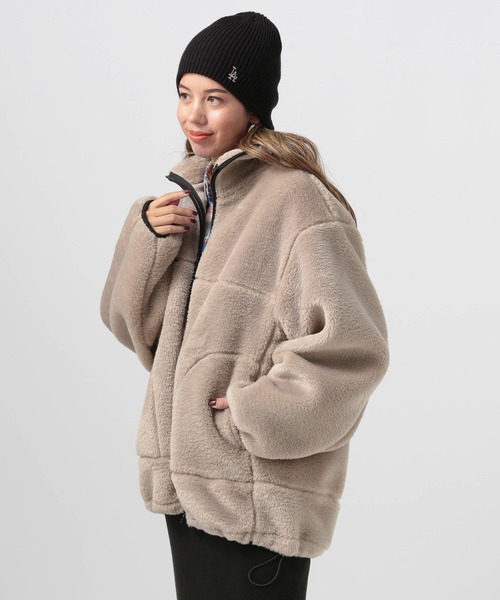 BAYFLOW（ベイフロー）の「[軽量で暖かい]スタンドカラーファーブルゾン（ブルゾン・レディース・グレイッシュベージュ/ブラック・SMALL/MEDIUM）」の4枚目の写真