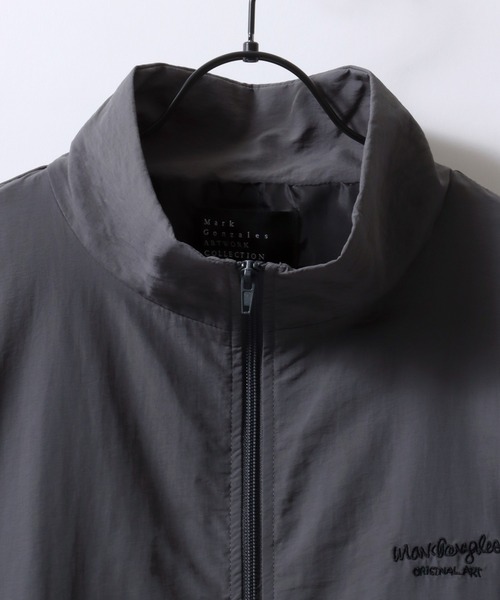 Mark Gonzales（マーク・ゴンザレス）の「MARK GONZALES ARTWORK COLLECTION/マークゴンザレス 別注 ワンポイント刺繍 オーバーサイズ ブロークコア ナイロンジャケット トラックジャケット ブルゾン（ナイロンジャケット・メンズ・チャコール/ブラック/ブラック系その他・M/L/XL）」の13枚目の写真