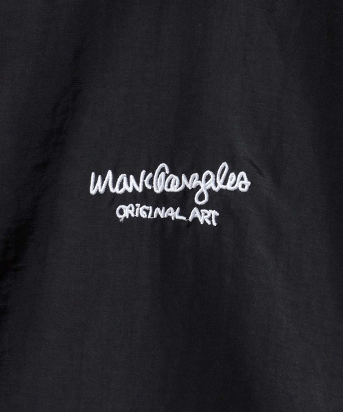 Mark Gonzales（マーク・ゴンザレス）の「MARK GONZALES ARTWORK COLLECTION/マークゴンザレス 別注 ワンポイント刺繍 オーバーサイズ ブロークコア ナイロンジャケット トラックジャケット ブルゾン（ナイロンジャケット・メンズ・チャコール/ブラック/ブラック系その他・M/L/XL）」の14枚目の写真