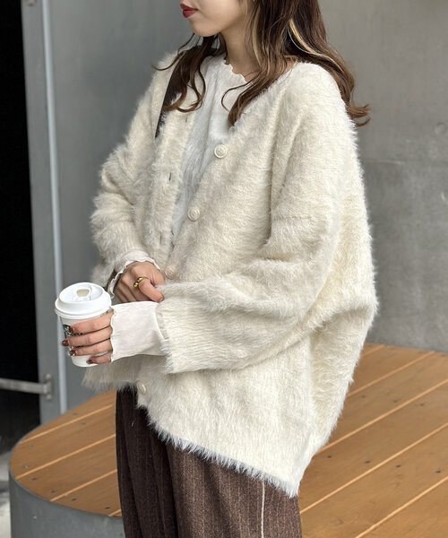w closet（ダブルクローゼット）の「フェザーBIGカーディガン（カーディガン/ボレロ・レディース・オフホワイト/グリーン/ピンク/グレー・FREE）」の2枚目の写真