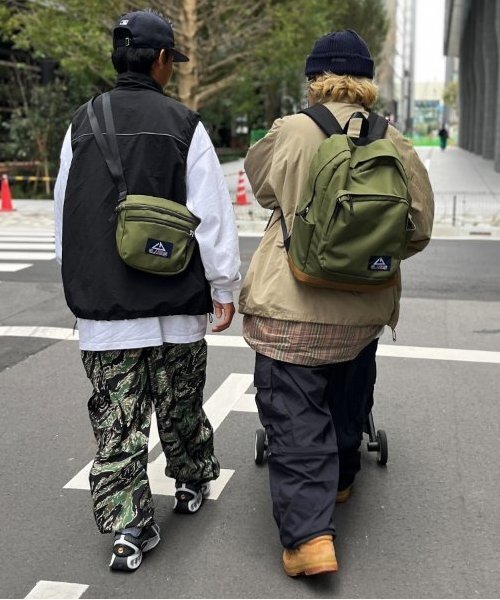 GLAZOS(グラソス)の「【大人向けサイズあり】ショルダーバッグ(バックパック/リュック・キッズ・ブラウン/カーキ/ネイビー/ブラック・フリー)」の6枚目の写真