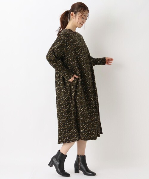 one'sterrace(ワンズテラス)の「コーデュロイ小花柄プリント前開きワンピース(ワンピース・レディース・ネイビー系5/グレー系その他7/ベージュ系8・02)」の13枚目の写真