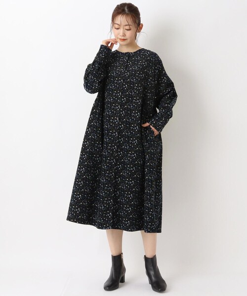 one'sterrace(ワンズテラス)の「コーデュロイ小花柄プリント前開きワンピース(ワンピース・レディース・ネイビー系5/グレー系その他7/ベージュ系8・02)」の15枚目の写真