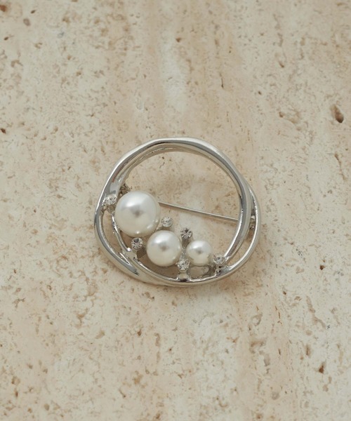 GOLDY（ゴールディ）の「トリプレッツ パール サークル ブローチ（ブローチ/コサージュ・レディース・ゴールド/シルバー・FREE）」の2枚目の写真