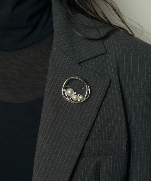 GOLDY（ゴールディ）の「トリプレッツ パール サークル ブローチ（ブローチ/コサージュ・レディース・ゴールド/シルバー・FREE）」の4枚目の写真