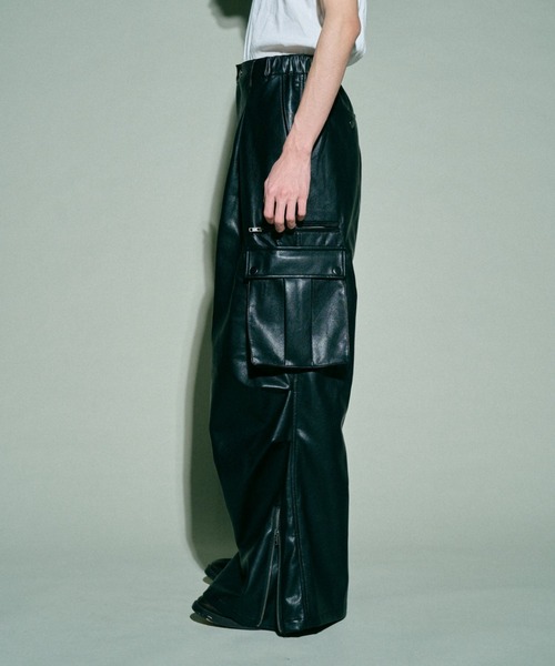 Camphor wood ワイドバギーPUレザーパラシュートカーゴパンツ Camphor wood（カンファーウッド）の「wide baggy faux leather