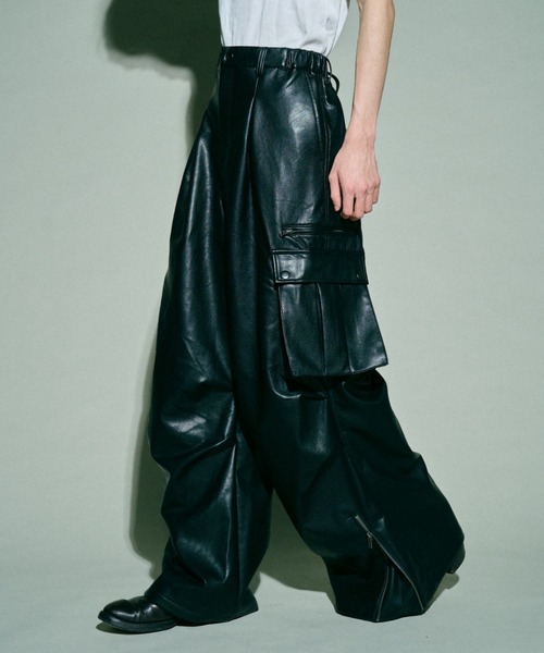 Camphor wood（カンファーウッド）の「wide baggy faux leather
