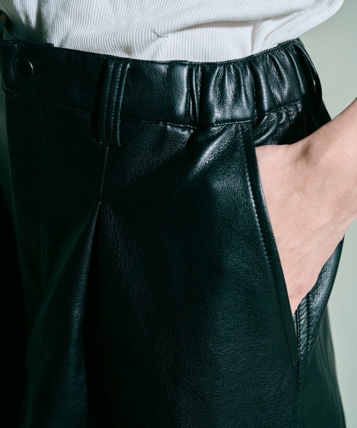 Camphor wood ワイドバギーPUレザーパラシュートカーゴパンツ Camphor wood（カンファーウッド）の「wide baggy faux leather