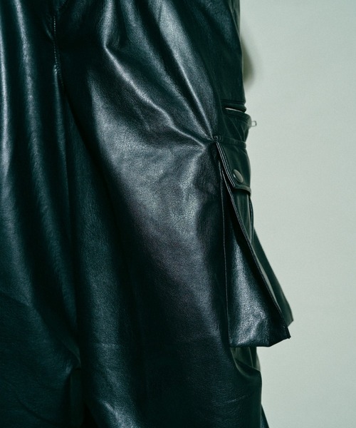 Camphor wood ワイドバギーPUレザーパラシュートカーゴパンツ Camphor wood（カンファーウッド）の「wide baggy faux leather