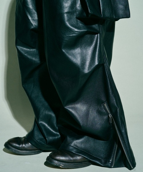 Camphor wood ワイドバギーPUレザーパラシュートカーゴパンツ Camphor wood（カンファーウッド）の「wide baggy faux leather