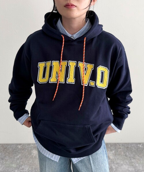 UNIVERSAL OVERALL(ユニバーサルオーバーオール)の「【UNIVERSAL OVERALL】別注UNIV.Oフードスウェット(スウェット・レディース・オレンジ/ネイビー/ライトグレー・38)」の2枚目の写真