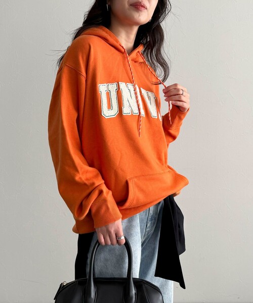 UNIVERSAL OVERALL(ユニバーサルオーバーオール)の「【UNIVERSAL OVERALL】別注UNIV.Oフードスウェット(スウェット・レディース・オレンジ/ネイビー/ライトグレー・38)」の3枚目の写真