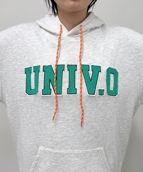 UNIVERSAL OVERALL(ユニバーサルオーバーオール)の「【UNIVERSAL OVERALL】別注UNIV.Oフードスウェット(スウェット・レディース・オレンジ/ネイビー/ライトグレー・38)」の4枚目の写真