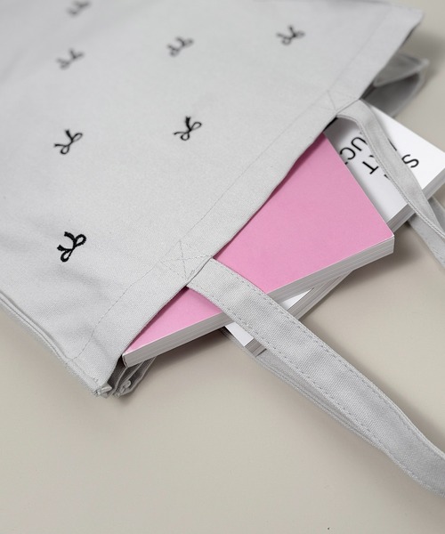 CALIFORNIA OUTFITTERS(カリフォルニア アウトフィッターズ)の「3B41 ミニリボン 刺繍入り キャンバス トートバッグ A4サイズ対応(トートバッグ・レディース・グレー/アイボリー/ブラック・ONESIZE)」の9枚目の写真