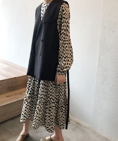 Forcement(フォースメント)の「ウエスト紐付きダブルボタンジレ(ベスト・レディース・アイボリー/ブラック・ONESIZE)」の2枚目の写真