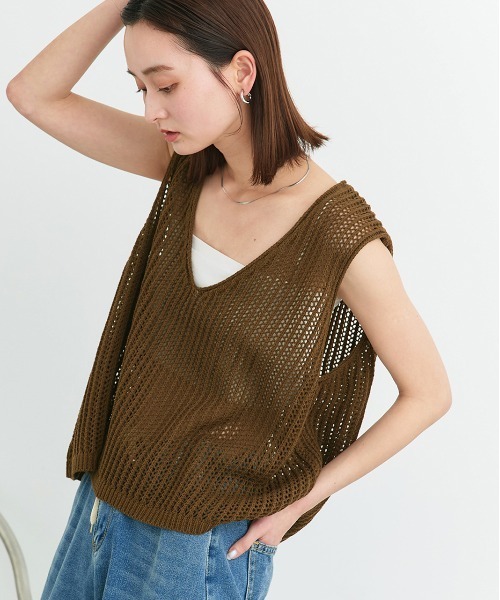 ad thie(アドティエ)の「Vネックメッシュ ニットベスト(ニット/セーター・レディース・オフホワイト/グレー/ブラック/ブラウン/ベージュ・FREE)」の4枚目の写真