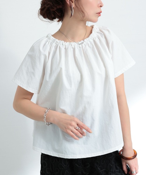 Sawa a la mode(サワアラモード)の「ギャザーネック2wayフレアトップス(Tシャツ/カットソー・レディース・ホワイト/ブラック・FREE)」の2枚目の写真