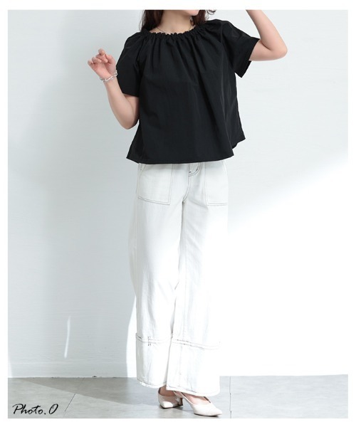 Sawa a la mode(サワアラモード)の「ギャザーネック2wayフレアトップス(Tシャツ/カットソー・レディース・ホワイト/ブラック・FREE)」の4枚目の写真