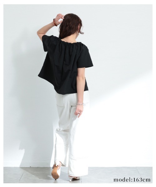 Sawa a la mode(サワアラモード)の「ギャザーネック2wayフレアトップス(Tシャツ/カットソー・レディース・ホワイト/ブラック・FREE)」の7枚目の写真