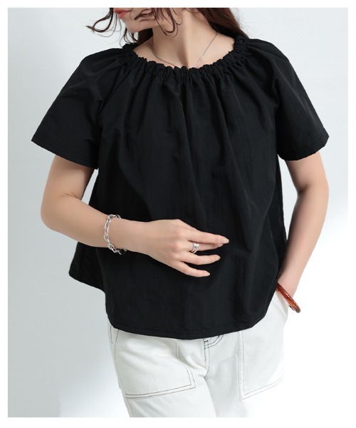 Sawa a la mode(サワアラモード)の「ギャザーネック2wayフレアトップス(Tシャツ/カットソー・レディース・ホワイト/ブラック・FREE)」の9枚目の写真