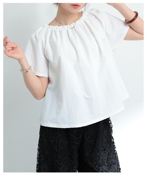 Sawa a la mode(サワアラモード)の「ギャザーネック2wayフレアトップス(Tシャツ/カットソー・レディース・ホワイト/ブラック・FREE)」の14枚目の写真