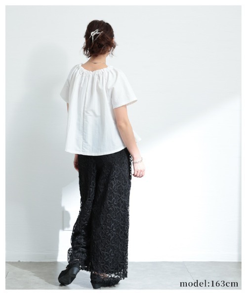 Sawa a la mode(サワアラモード)の「ギャザーネック2wayフレアトップス(Tシャツ/カットソー・レディース・ホワイト/ブラック・FREE)」の18枚目の写真