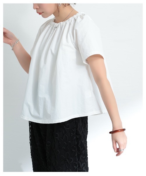 Sawa a la mode(サワアラモード)の「ギャザーネック2wayフレアトップス(Tシャツ/カットソー・レディース・ホワイト/ブラック・FREE)」の19枚目の写真