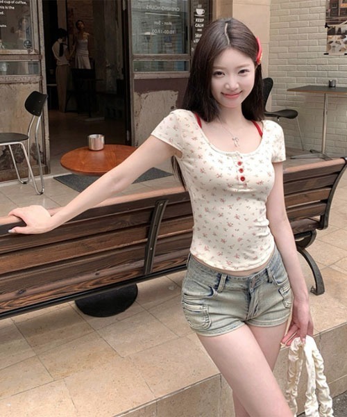 Mayree(メイリー)の「【Mayree】小花柄 ヘンリーネック インナーカップ付き カットソー(Tシャツ/カットソー・レディース・アイボリー・SMALL/MEDIUM/LARGE)」の1枚目の写真