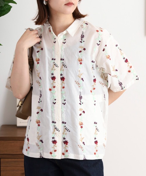 ストライプ柄 半袖シャツ キャラクター刺繍 EMAGO 花ストライプ総柄刺繍シャツ（シャツ/ブラウス）｜Emago