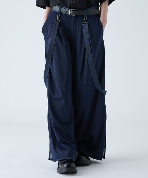 VELNUS(ベルナス)の「【VELNUS】Draped loose silhouette suspenders double tuck sheer layered slit pants/ドレープルーズシルエット サスペンダー ダブルタック シアーレイヤード スリットパンツ(スラックス・メンズ・ブルー/ブラック・S/M/L)」の3枚目の写真