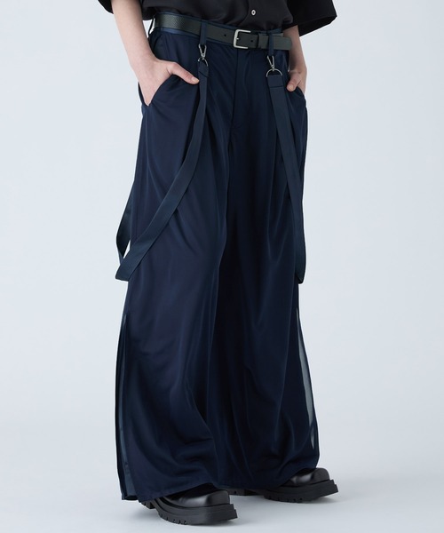 VELNUS(ベルナス)の「【VELNUS】Draped loose silhouette suspenders double tuck sheer layered slit pants/ドレープルーズシルエット サスペンダー ダブルタック シアーレイヤード スリットパンツ(スラックス・メンズ・ブルー/ブラック・S/M/L)」の7枚目の写真