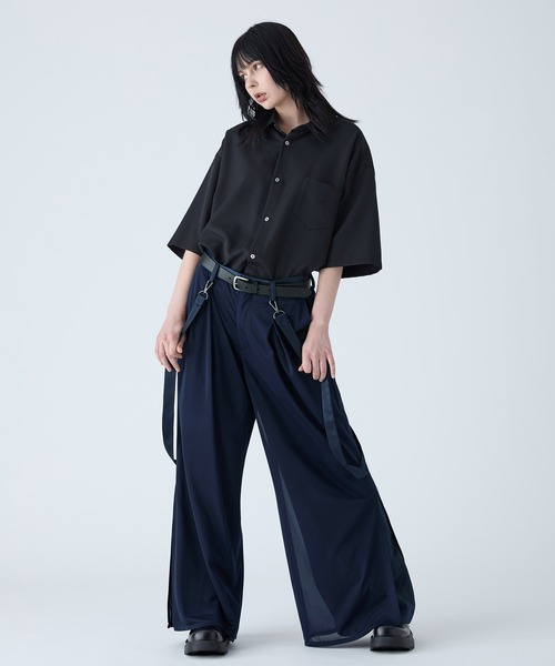 VELNUS(ベルナス)の「【VELNUS】Draped loose silhouette suspenders double tuck sheer layered slit pants/ドレープルーズシルエット サスペンダー ダブルタック シアーレイヤード スリットパンツ(スラックス・メンズ・ブルー/ブラック・S/M/L)」の14枚目の写真