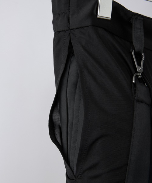 VELNUS（ベルナス）の「【VELNUS】Draped loose silhouette suspenders double tuck sheer layered slit pants/ドレープルーズシルエット サスペンダー ダブルタック シアーレイヤード スリットパンツ（スラックス・メンズ・ブルー/ブラック・S/M/L）」の22枚目の写真