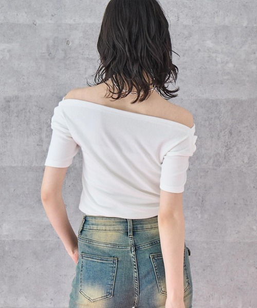 ANAP(アナップ)の「スムース 天竺 オフショル Tシャツ トップス(Tシャツ/カットソー・レディース・ブラック/ブラウン/ホワイト・FREE)」の6枚目の写真