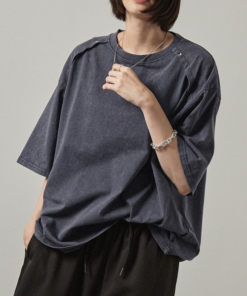 Alfred Alex（アルフレッドアレックス）の「【Alfred Alex】ヴィンテージ加工ヨークスタッズ半袖Tシャツ（Tシャツ/カットソー・メンズ・ワインレッド/ブルー/ブラック・M/L）」の2枚目の写真