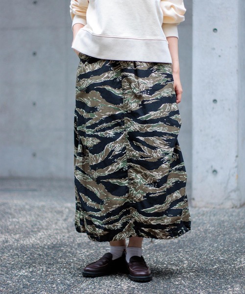 D.M.G.（ドミンゴ）の「[D.M.G / ディーエムジー] リップタイガー迷彩 ミリタリーオーバースカート（スカート・レディース・グリーン系カモフラージュ・S/M）」の2枚目の写真