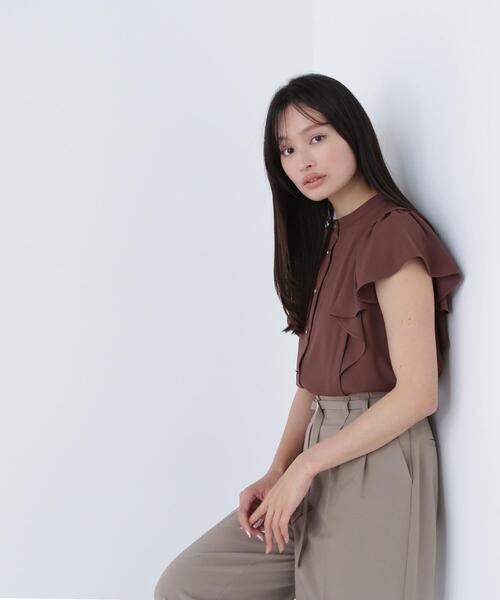 NATURAL BEAUTY BASIC(ナチュラルビューティーベーシック)の「◇メタルボタンフリルスリーブブラウス(シャツ/ブラウス・レディース・オフホワイト/ブルー/ダークブラウン・SMALL/MEDIUM)」の3枚目の写真