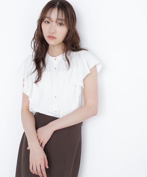 NATURAL BEAUTY BASIC(ナチュラルビューティーベーシック)の「◇メタルボタンフリルスリーブブラウス(シャツ/ブラウス・レディース・オフホワイト/ブルー/ダークブラウン・SMALL/MEDIUM)」の2枚目の写真