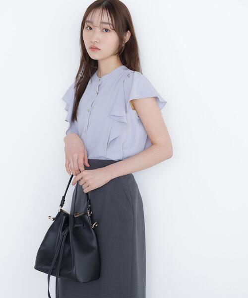 NATURAL BEAUTY BASIC(ナチュラルビューティーベーシック)の「◇メタルボタンフリルスリーブブラウス(シャツ/ブラウス・レディース・オフホワイト/ブルー/ダークブラウン・SMALL/MEDIUM)」の1枚目の写真
