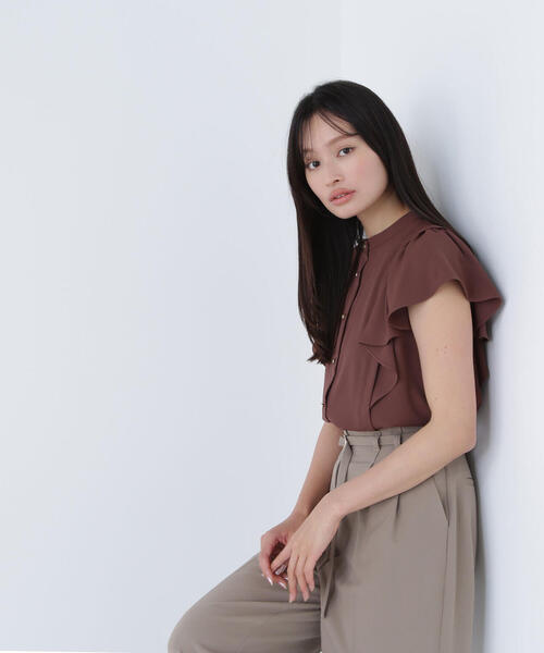 NATURAL BEAUTY BASIC（ナチュラルビューティーベーシック）の「◇メタルボタンフリルスリーブブラウス（シャツ/ブラウス・レディース・オフホワイト/ブルー/ダークブラウン・SMALL/MEDIUM）」の3枚目の写真