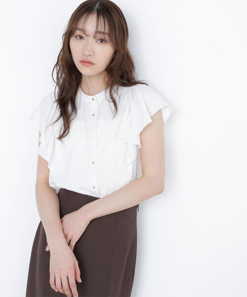 NATURAL BEAUTY BASIC（ナチュラルビューティーベーシック）の「◇メタルボタンフリルスリーブブラウス（シャツ/ブラウス・レディース・オフホワイト/ブルー/ダークブラウン・SMALL/MEDIUM）」の2枚目の写真