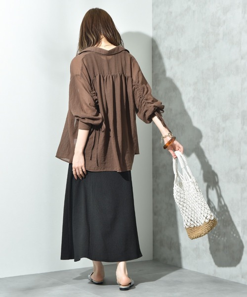 INTERPLANET（インタープラネット）の「Ｅボイルヨークギャザー袖ドロストシャツ（シャツ/ブラウス・レディース・オフホワイト/ブラック/ブラウン・FREE）」の5枚目の写真