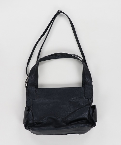 SPINNS（スピンズ）の「合皮ビッグショルダーバッグ/クロス（ショルダーバッグ・レディース・ブラック・ONESIZE）」の2枚目の写真