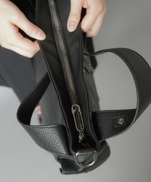 SPINNS（スピンズ）の「合皮ビッグショルダーバッグ/クロス（ショルダーバッグ・レディース・ブラック・ONESIZE）」の6枚目の写真