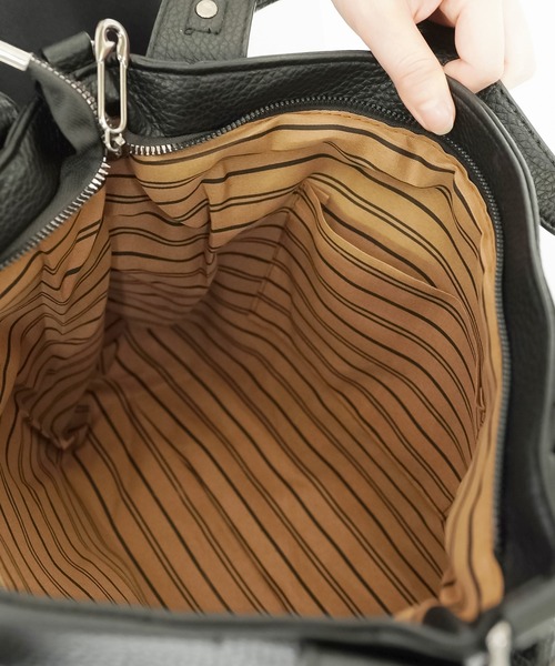 SPINNS（スピンズ）の「合皮ビッグショルダーバッグ/クロス（ショルダーバッグ・レディース・ブラック・ONESIZE）」の7枚目の写真