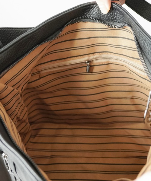 SPINNS（スピンズ）の「合皮ビッグショルダーバッグ/クロス（ショルダーバッグ・レディース・ブラック・ONESIZE）」の8枚目の写真