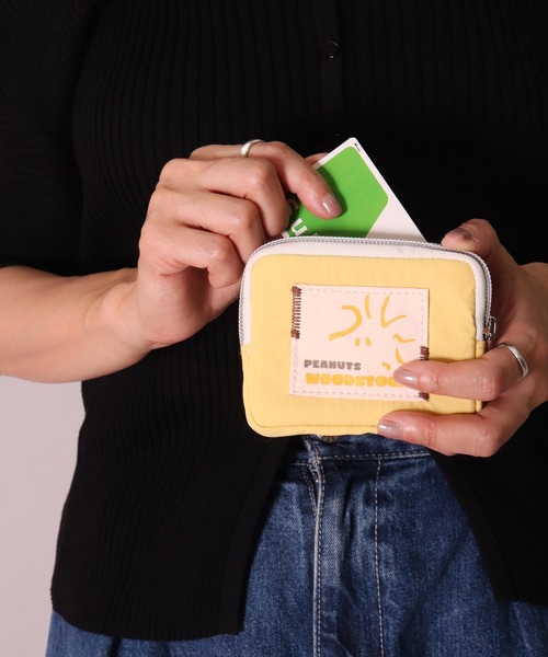 PEANUTS（ピーナッツ）の「(ACT)【PEANUTS】フェイス プリント ナイロン ミニポーチ（ポーチ・レディース・ライトベージュ/チャコールグレー/ブルー/イエロー/スモークピンク・ONE SIZE）」の4枚目の写真