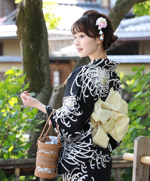 モノトーンの地に、白の花びらが美しい、変わり織りの素敵な浴衣です モノトーンの地に、白の花びらが美しい、変わり織りの素敵な浴衣です