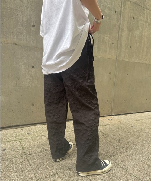 ISOOK(アイスー)の「フラワーワイドパンツ(chiica select) / イージーパンツ リラックスパンツ 柄パンツ 刺繍 花柄 パンツ ハイウエスト ストレート フルレングス ウエスト紐 ロング リボン ブラック 黒(その他パンツ・レディース・ブラック・FREE)」の2枚目の写真
